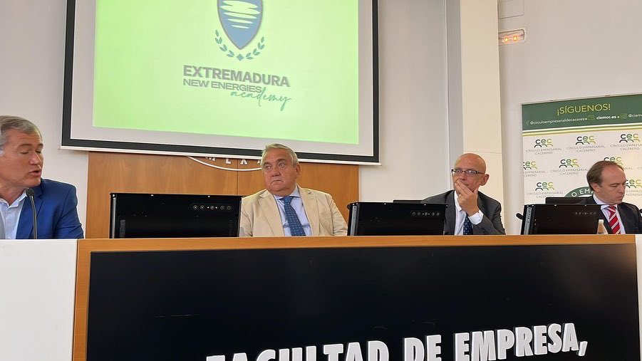 Ayer asistimos a la presentación de la 'Extremadura New Energies Academy' que tuvo lugar en el Aula de Patrocinio de Circulo Empresarial Cacereño-UEx en la Facultad de Empresa, Finanzas y Turismo. Un proyecto para formar a los jóvenes cacereños en materia de energías renovables.