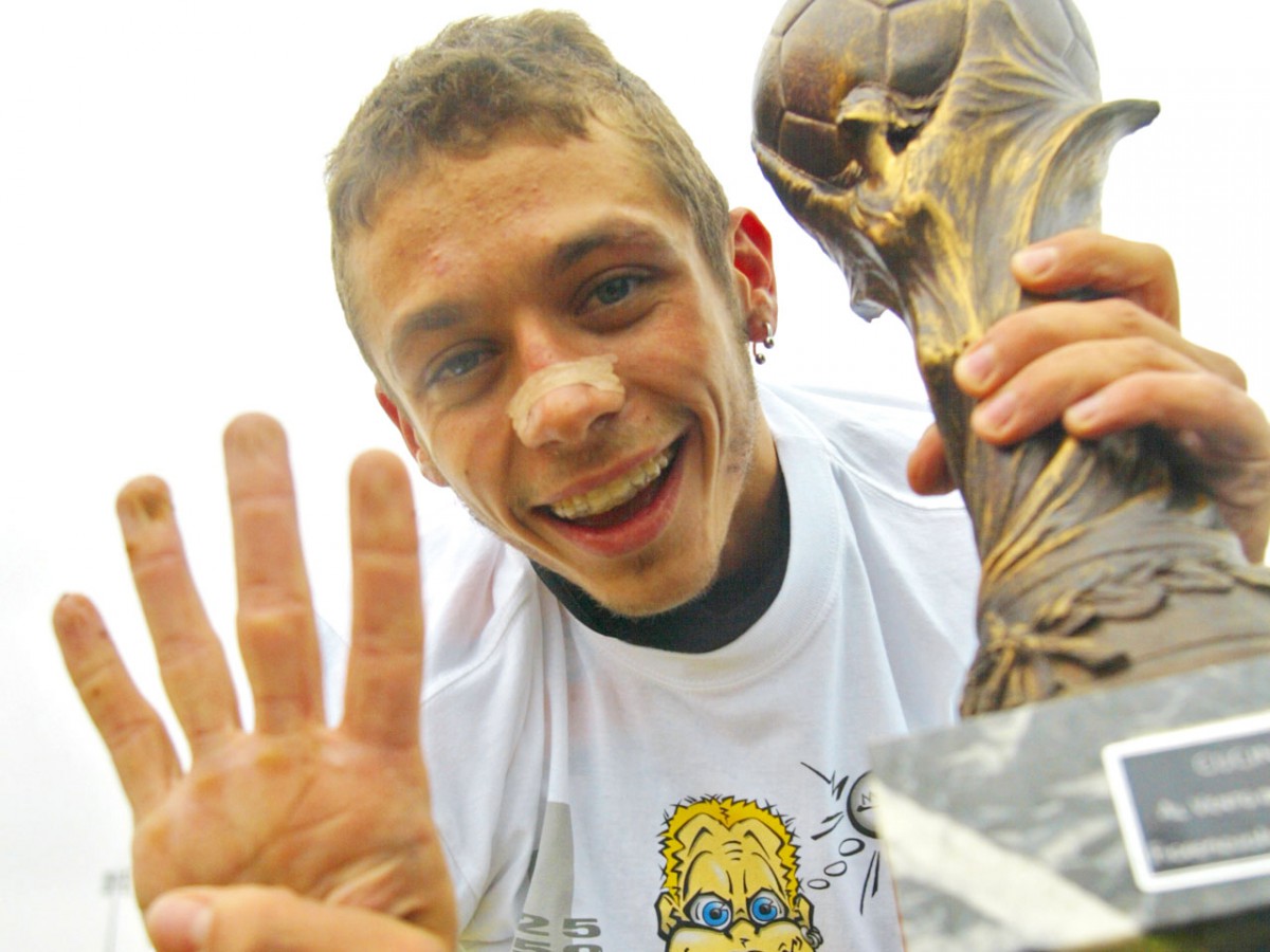 MotoGP's tweet photo. Two decades ago today, @ValeYellow46 became the first-ever World Champion in the modern #MotoGP era! ⏮️🏆 https://t.co/ZcUKhIJiMF