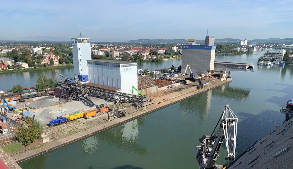 GatewayBasel's tweet photo. Auch in den Basler Rheinhäfen neigt sich der Sommer dem Ende zu, der Herbst ist im Anflug. Wir hoffen auf Regen für viel Wasser im Rhein, damit die Containerschiffe wieder voll beladen fahren können. Ein reger Containerverkehr – darauf freut sich das GBN! 😀
#gbn #basel https://t.co/I7YVBUI4b0