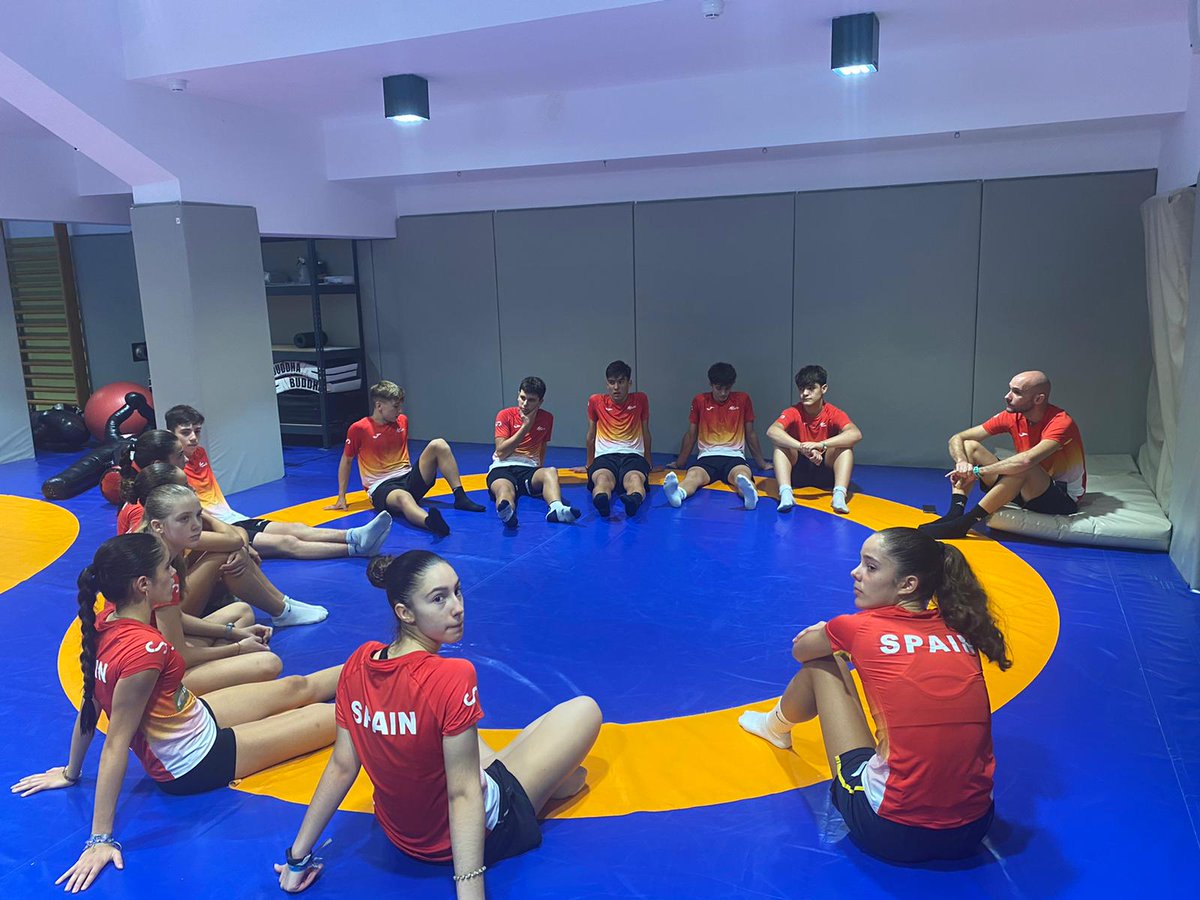 BadmintonESP's tweet photo. ๐ข CALENTANDO MOTORES en #IBIZA2022 vol.III
El equipo ๐ช๐ธ trabaja en el polideportivo Sa Blanca Dona de @Ibiza_Travel ๐ธ๐ช
Este miรฉrcoles ARRANCA el Campeonato de Europa Sub15 ๐ช๐บ #EU15C
โ https://t.co/bxhT6RhC02 https://t.co/c7HAMYCgjh