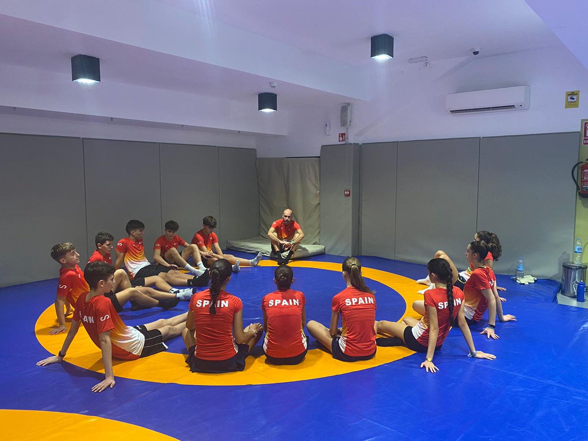 BadmintonESP's tweet photo. ๐ข CALENTANDO MOTORES en #IBIZA2022 vol.III
El equipo ๐ช๐ธ trabaja en el polideportivo Sa Blanca Dona de @Ibiza_Travel ๐ธ๐ช
Este miรฉrcoles ARRANCA el Campeonato de Europa Sub15 ๐ช๐บ #EU15C
โ https://t.co/bxhT6RhC02 https://t.co/c7HAMYCgjh