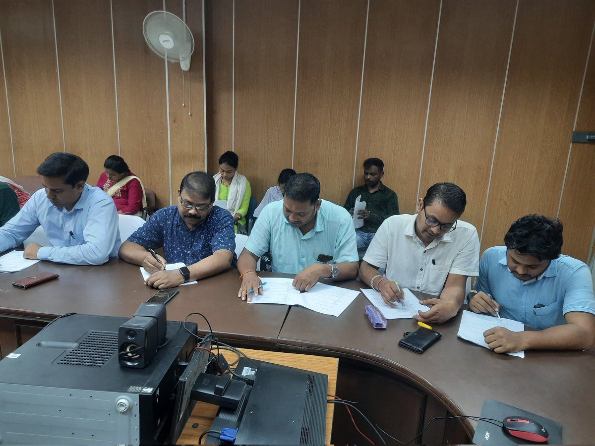 OrientArea_MCL's tweet photo. ओरिएंट क्षेत्र में राजभाषा पखवाड़ा 2022 के अंतर्गत "राजभाषा ज्ञान प्रतियोगिता" का आयोजन किया गया।जिस���ें बड़ी संख्या में अधिकारियों और कर्मचारियों ने पूरे उत्साह के साथ भाग लिया। महाप्रबंधक श्री महमूद मियां ने प्रतियोगिता स्थल पर उपस्थित रहकर प्रतिभागियों का उत्साहवर्धन किया। https://t.co/KKWcHcrv2Y