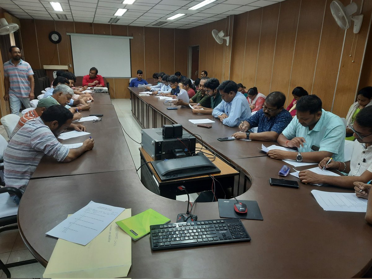 OrientArea_MCL's tweet photo. ओरिएंट क्षेत्र में राजभाषा पखवाड़ा 2022 के अंतर्गत "राजभाषा ज्ञान प्रतियोगिता" का आयोजन किया गया।जिस���ें बड़ी संख्या में अधिकारियों और कर्मचारियों ने पूरे उत्साह के साथ भाग लिया। महाप्रबंधक श्री महमूद मियां ने प्रतियोगिता स्थल पर उपस्थित रहकर प्रतिभागियों का उत्साहवर्धन किया। https://t.co/KKWcHcrv2Y