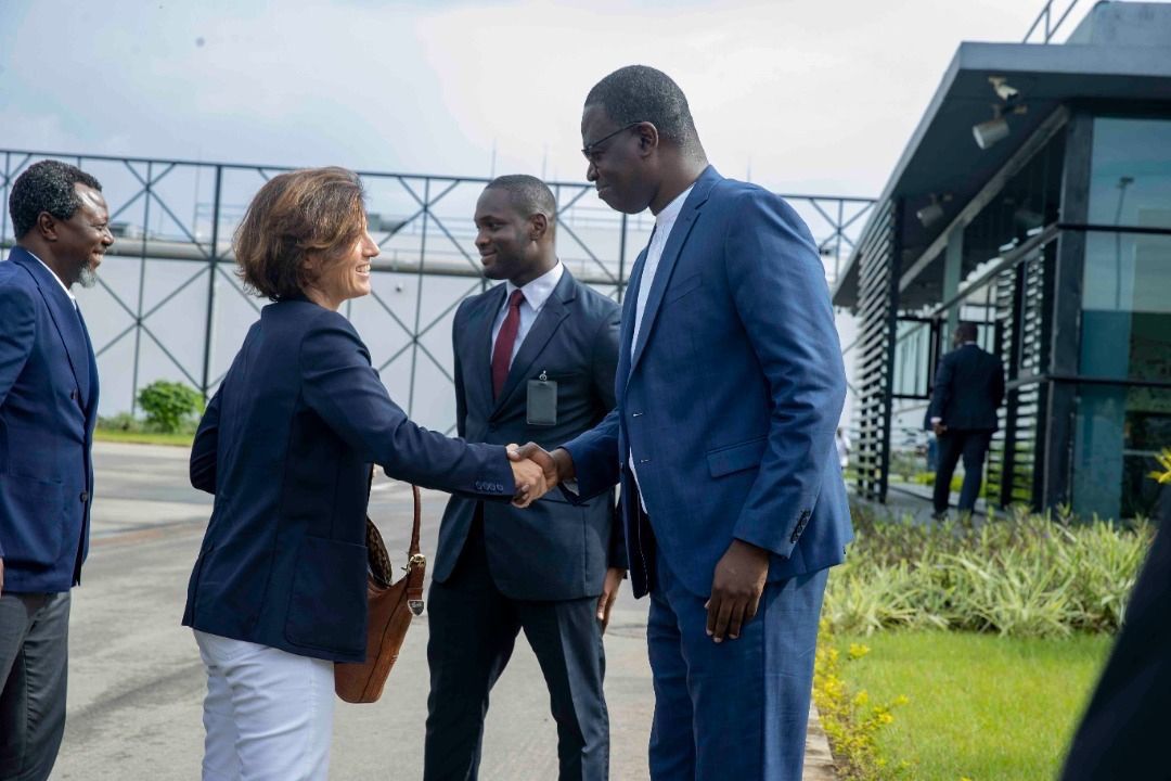 GroupOrangeServ's tweet photo. C’est avec joie que nous avons reçu ce Lundi 19 Septembre 2022 la visite de @Cheydema ,Directrice Générale du Groupe Orange  et de toute sa délégation dans nos locaux sis au VITIB à Bassam.
L'occasion pour nous de partager les réalisations faites au service de la mutualisation. https://t.co/JmWfYtq8eA