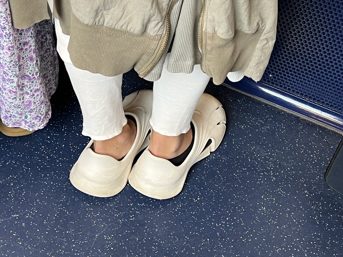 Spéciale dédicace à <a href="/maximegasteuil/">Maxime Gasteuil</a>… Elles existent, je les ai vues… Merci #balenciaga! 🤣🤣