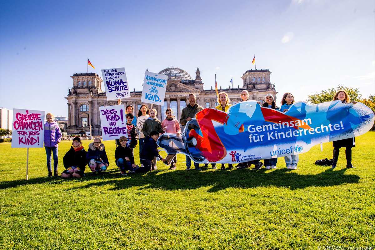 UNICEFgermany's tweet photo. Zum #Weltkindertag setzen wir heute gemeinsam mit dem @dkhw_de, Bundesfamilienministerin @lisapaus  &amp; jungen Engagierten ein Zeichen für #Kinderrechte. 💪 

#GemeinsamfürKinderrechte
#GenZukunft
https://t.co/PZmwFO12YK https://t.co/SMcFkhBtP1