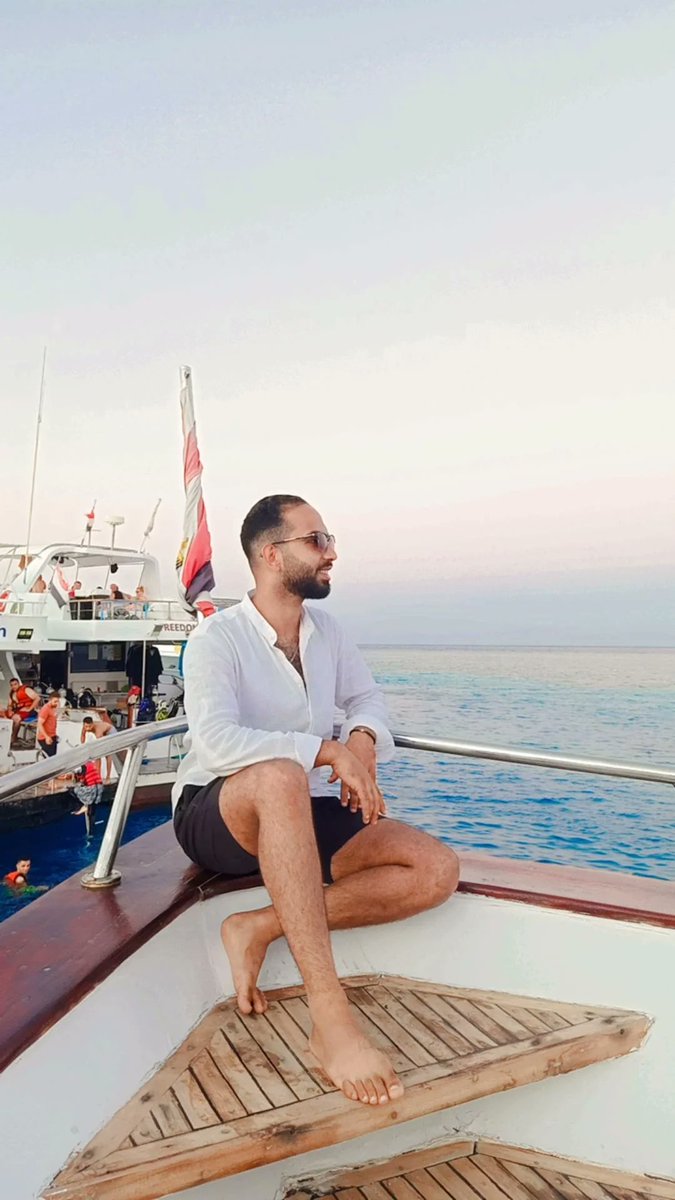 زميلي هتروح ملكش دية 
كلكم اشباه مفيش هوية .