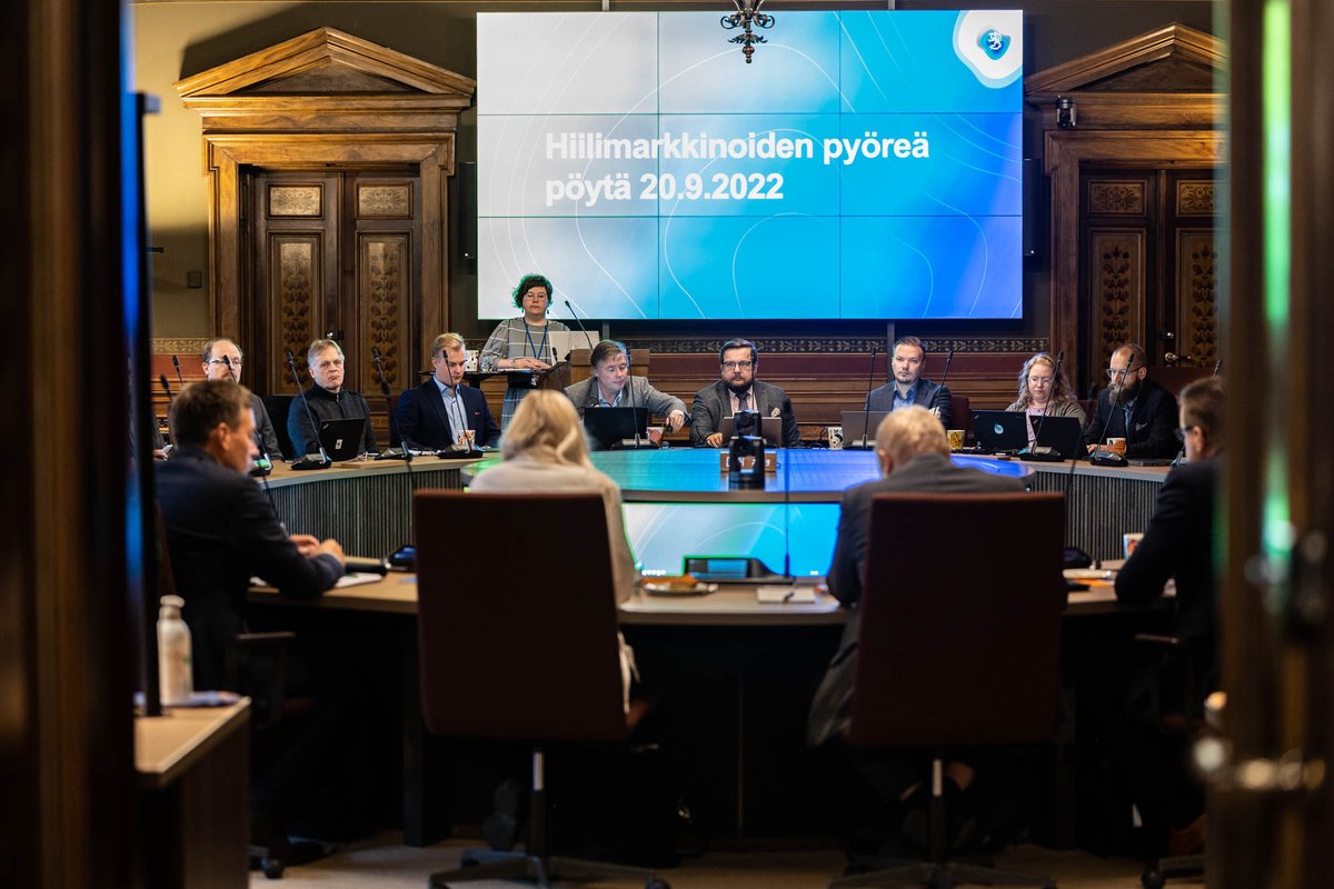 yministerio's tweet photo. Ministerit @MariaOhisalo ja @kurvisentwiit tapasivat tänään yritysten ja järjestöjen edustajia pyöreän pöydän keskustelussa, jonka teemana oli vapaaehtoisten hiilimarkkinoiden kehittäminen.

Tavoitteena on vahvistaa julkisen ja yksityisen sektorin toimijoiden yhteistyötä. https://t.co/AqpK8AavMN