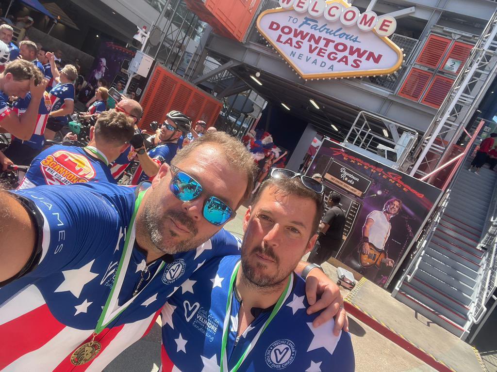 Purcelljack22's tweet photo. We did it 🚴🏻🇺🇸💚! Over £1million raised for @Velindre an absolute privilege to have take part in the #3canyons ride. Thanks to all sponsors who donated and especially to jersey sponsors @SmartWaterTech_ @MichaelPageUK @MSRTRoadtech FoodwithFlora Domion Garage Harbarn &amp; Westhaven https://t.co/8KQIAo15Rt