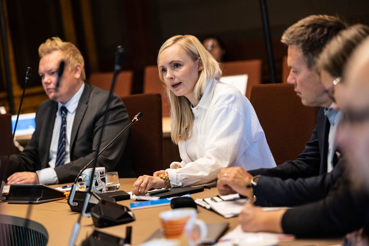 yministerio's tweet photo. Ministerit @MariaOhisalo ja @kurvisentwiit tapasivat tänään yritysten ja järjestöjen edustajia pyöreän pöydän keskustelussa, jonka teemana oli vapaaehtoisten hiilimarkkinoiden kehittäminen.

Tavoitteena on vahvistaa julkisen ja yksityisen sektorin toimijoiden yhteistyötä. https://t.co/AqpK8AavMN