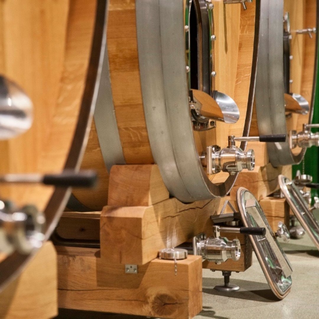 TerrasGauda's tweet photo. En la crianza de #TerrasGaudaEtiquetaNegra 2020, preservamos la frescura aromática del #albariño, el #caíñoblanco y el #loureiro gracias a los #fudres, en los que permaneció nueve meses y medio en contacto con las #lías
#GrupoTerrasGauda #SomosTerrasGauda #TerrasGauda https://t.co/t5IIFX0jgw