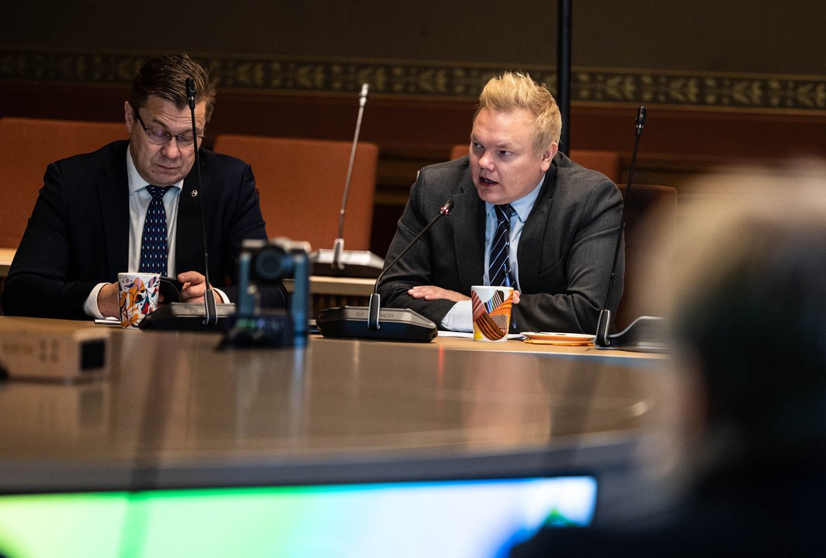 yministerio's tweet photo. Ministerit @MariaOhisalo ja @kurvisentwiit tapasivat tänään yritysten ja järjestöjen edustajia pyöreän pöydän keskustelussa, jonka teemana oli vapaaehtoisten hiilimarkkinoiden kehittäminen.

Tavoitteena on vahvistaa julkisen ja yksityisen sektorin toimijoiden yhteistyötä. https://t.co/AqpK8AavMN