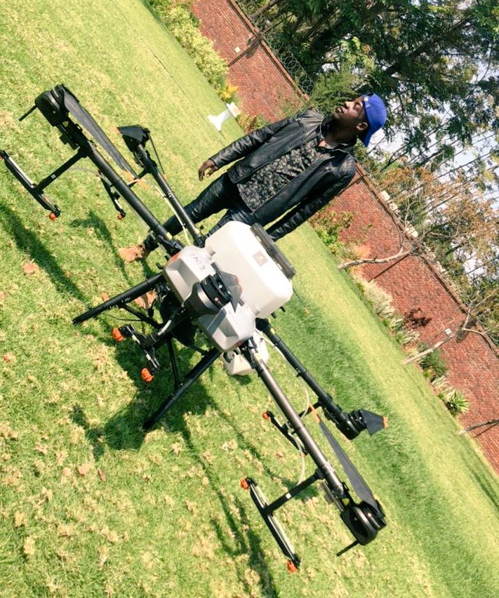 farmbuzz1's tweet image. Good News Zimbabwe 🇿🇼

As you all know, 3 years ago we started spraying using a 6L tank drone but now we have the Agras T30 which is equipped with a large 30kg spray tank,a spray width of 9 meters &amp;amp; field spraying efficiency of 40 acres/hour. Kurima kuya kwakunakidza manje!! 💪😋
