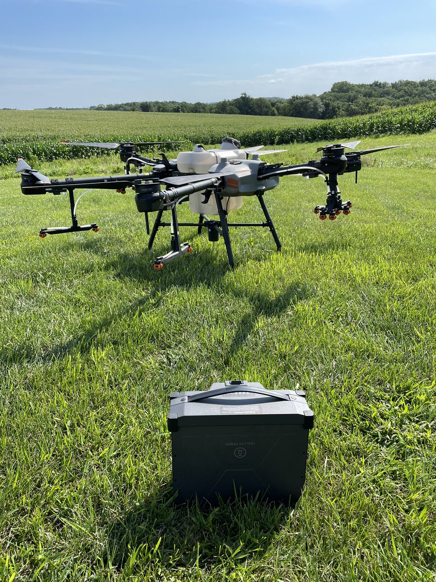 farmbuzz1's tweet image. Good News Zimbabwe 🇿🇼

As you all know, 3 years ago we started spraying using a 6L tank drone but now we have the Agras T30 which is equipped with a large 30kg spray tank,a spray width of 9 meters &amp;amp; field spraying efficiency of 40 acres/hour. Kurima kuya kwakunakidza manje!! 💪😋