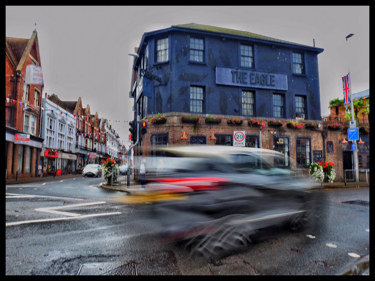 rekoobb's tweet photo. South street #eastbourne blind corner, on the left, going into gildredge road. Cars at great speed. The traffic lights change to orange >BEFORE< the pedestrian light goes to green @esccroads (Timing is wrong) Can you attend please. #AlwaysLookLeft #Speeding #photography https://t.co/oOp7pliI91
