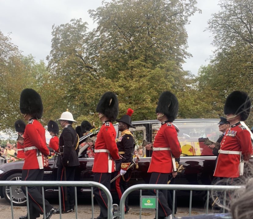 HannahLock01's tweet photo. 3.30am Alarm. 2 hour drive to Windsor.  9 hour wait to watch Her Majesty the Queen’s final journey. Thank you for your 70 years of service. May you rest in peace ❤️👑. Proud to be British 🇬🇧 https://t.co/ngqvd1GH9K