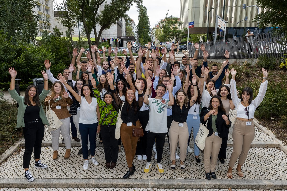 altice_portugal's tweet photo. Muita expectativa, algum nervosismo à mistura, mas muita vontade de aprender!
Era este o estado de espírito dos 42 estagiários do Programa DarWiN no momento de acolhimento e que, nos próximos 12 meses, vão fazer parte da @altice_portugal.
Sejam muito bem-vindos!
#ProgramaDarWiN https://t.co/D65aXWGe5N