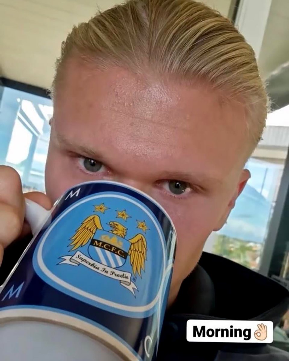 mickpeek's tweet photo. Fantastic to see this post from @erling using a mug with the Eagle badge that I designed for @ManCity  back in '97 when I worked there as Marketing &amp; Merchandise manager!
#ErlingHaarland #Haaland #ManchesterCity #MCFC #ManCity #1997 #BadgeDesign #PeekDesign https://t.co/cuVczRMKj6