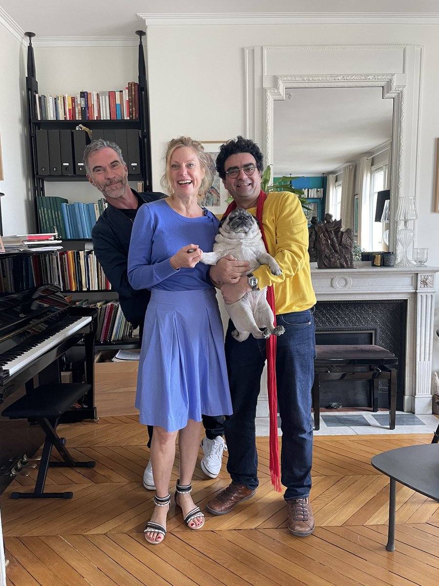 AndreaBuring's tweet photo. Tournage à Paris avec le tenor @RolandoVillazon et son merveilleux chien Chiquita.@euronewsculture #musica #Rheingold https://t.co/Rz7JWi75s7