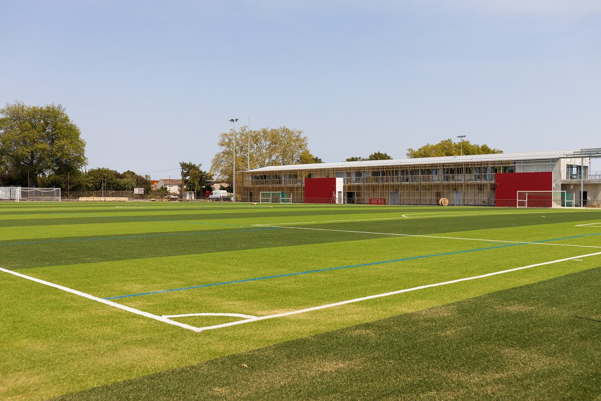 La Ville de #cenon étoffe son offre sportive avec le nouveau complexe footballistique du Loret: Inauguration prévu le vendredi 23 septembre à 18h30
#sport #projet #vivreacenon
bit.ly/3qODpth
