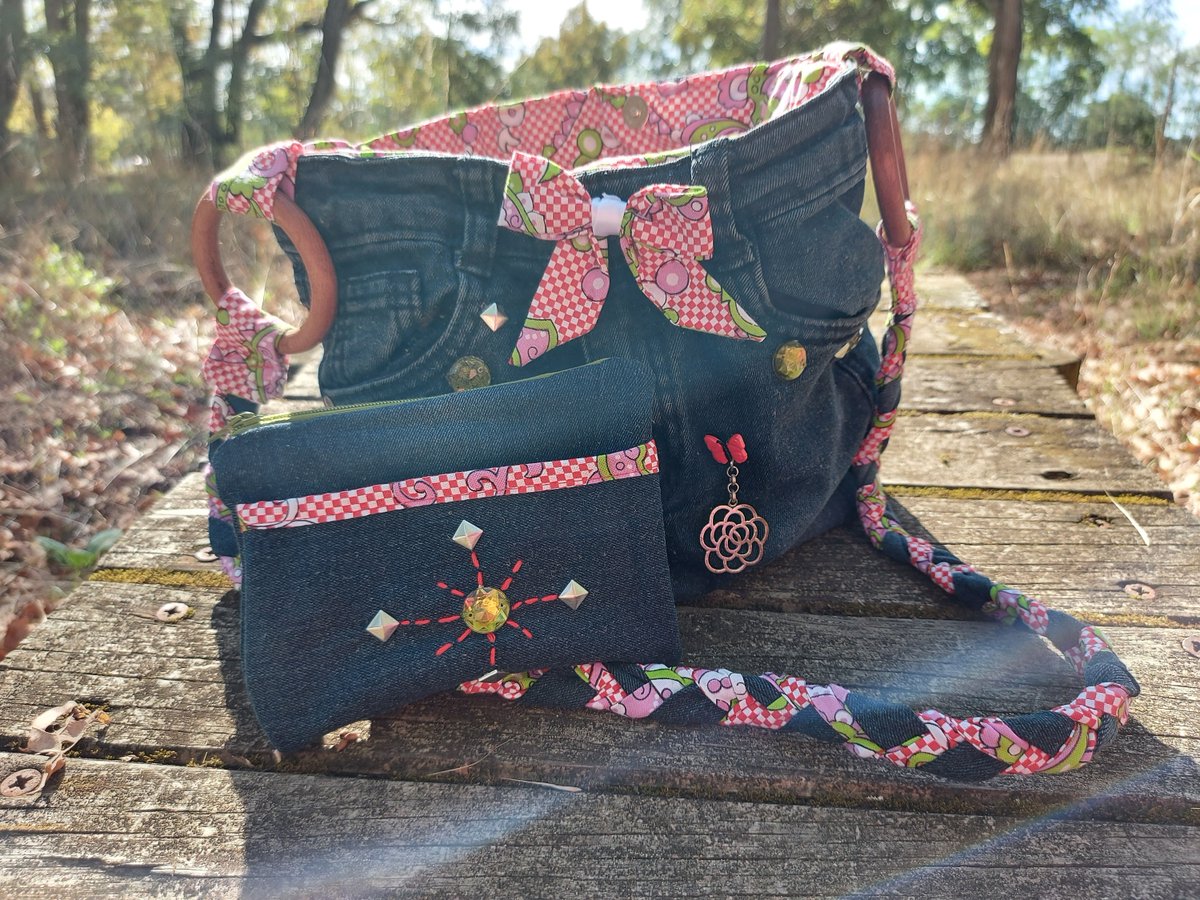 AvenirSe's tweet image. Voici ce que je viens d&apos;ajouter dans ma #boutiqueetsy : Sac à main en jeans recycler &quot;les Demoiselle&quot; Le petit papillon rouge etsy.me/3BReWty #noir #rouge #sacamainenjeansrecycler #sacupcycling #modeleunique #sacenjeans #ideecadeau #sacrecycler #sacenjeanscusto