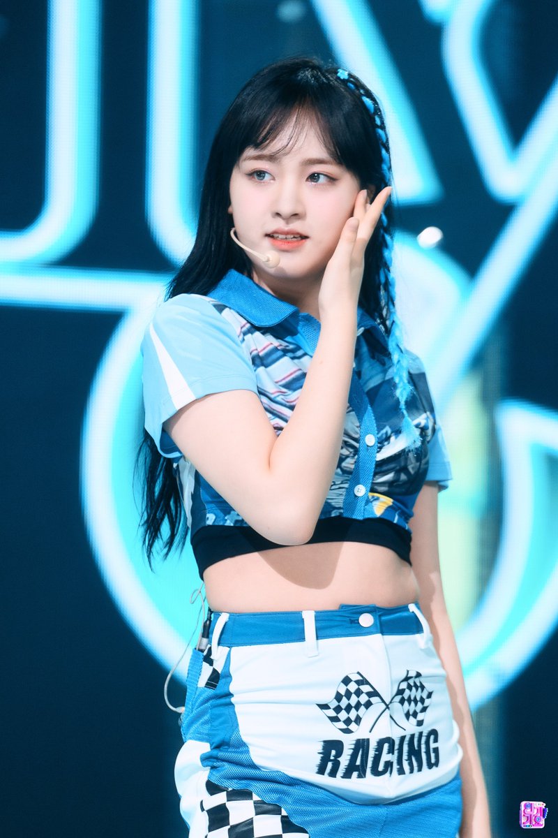 lizwvw's tweet photo. 220918 인기가요 포토스케치 #리즈 https://t.co/WLR7nPG108