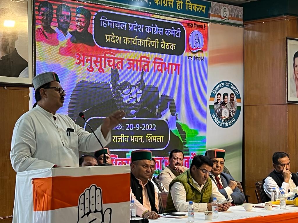 SanjaySDutt's tweet photo. Addressing the State Executive mtg of @INCHimachal SC Dept. in #Shimla,organised by Chief #AmitNanda, stated that while #BJP #RSS are pursuing an Anti-SC agenda & are conspiring to subvert our Constitution, #Congress led by @RahulGandhi Ji stands committed to the welfare of SC's. https://t.co/CTyBp3hpI6