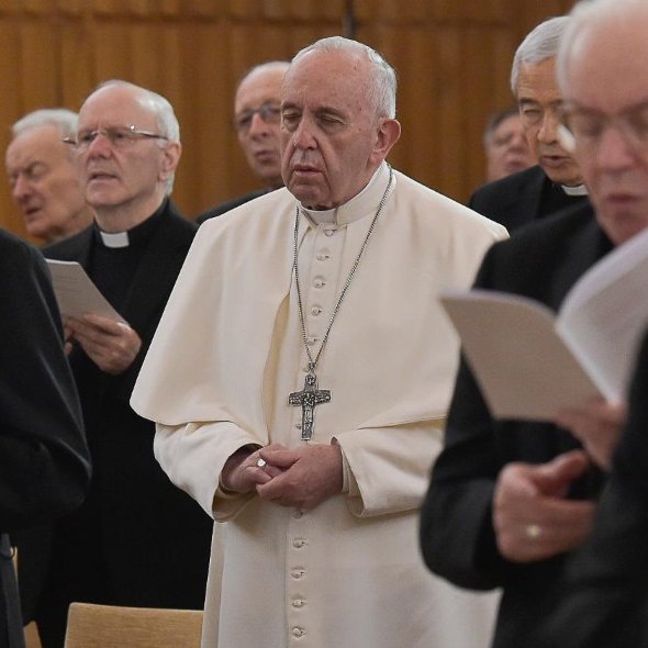 vaticannews_pt's tweet photo. "A vida cristã é simples. Talvez nós a fizemos um pouco difícil, com tantas explicações que ninguém entende, mas a vida cristã é ouvir a palavra de Deus e praticá-la. Por isso rezamos no salmo: Guiai-me, Senhor, no caminho de vossos preceitos!"

#PapaFrancisco #EvangelhodeHoje https://t.co/q6AFejEjRc