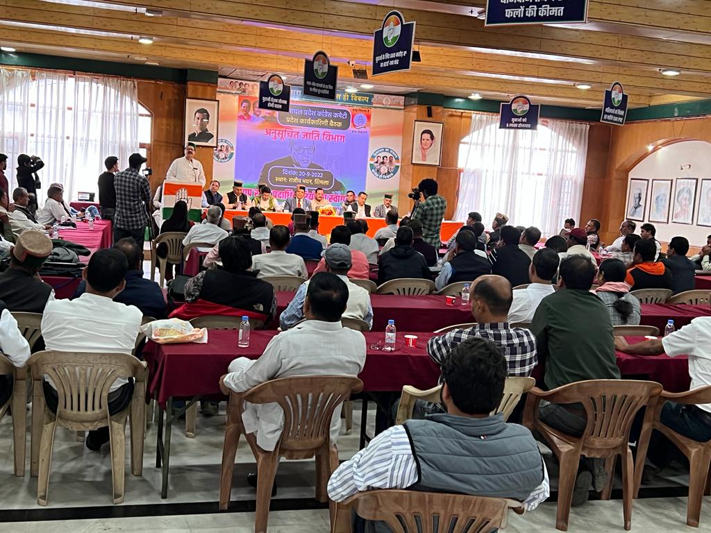 SanjaySDutt's tweet photo. Addressing the State Executive mtg of @INCHimachal SC Dept. in #Shimla,organised by Chief #AmitNanda, stated that while #BJP #RSS are pursuing an Anti-SC agenda & are conspiring to subvert our Constitution, #Congress led by @RahulGandhi Ji stands committed to the welfare of SC's. https://t.co/CTyBp3hpI6