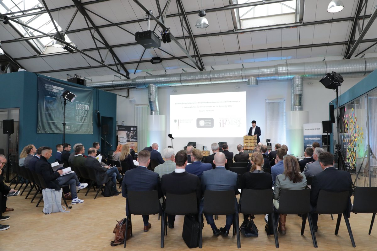 CIHBw's tweet photo. Gestern fand das 3. Netzwerktreffen des interdiszipl. Forschungsschwerpunktes Maritime Sicherheit #iFMS von der @HSUHamburg, @FueAkBwHH &amp; @BMVg_Bundeswehr bei uns statt. Ein spannender Austausch über aktuelle &amp; zukünftige Herausforderungen für die Maritime Sicherheit in 🇩🇪 &amp; 🇪🇺. https://t.co/bEvmHd54Gd
