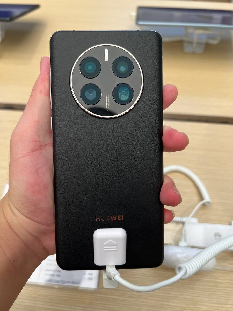 EqualLeaks's tweet photo. #Huawei - Huawei Mate 50 Pro first impressions. It's really hard to decide which OS it has either Harmonos 3.0 or Android 12 (Snow Cone). Again it shows it Harmony OS 3.0 is a Android Fork.

#HuaweiMate50 #HuaweiMate50Pro #HarmonyOS3 https://t.co/VDCxAeftRr