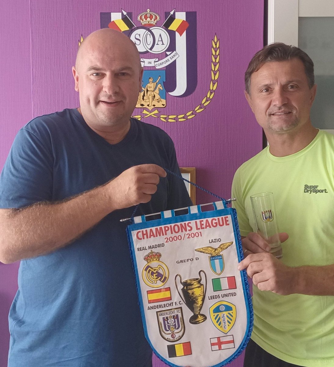 RscaCollector's tweet photo. Een dag voor het overlijden van Mr Michel kwam Tomasz op bezoek
3 seizoenen(1998-2001) bij #RSCA
2 x kampioen
Topschutter in 2000-2001. 
#Radzinski dan denk je aan #Koller
Het koningskoppel maakte doelpunten aan de lopende band en waren ook buiten het veld vrienden https://t.co/eh5IcT5xx8