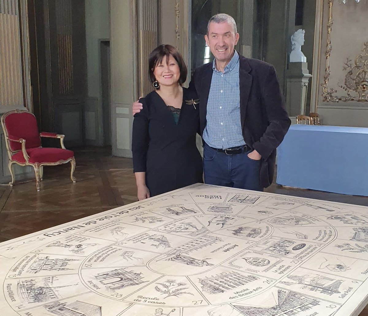 VincentBrunot's tweet photo. Belle  journée de dimanche en dédicaces dans le Salon de @VilledeNancy !
Merci à toute l’équipe de la Ludothèque,  @librairie_halldulivre  et à @villedenancy pour cet accueil à l’occasion des Journées du Patrimoine et du lancement du JEU DE L’OIE DE NANCY !
#nancyville
#nancy https://t.co/s2TGpOXOG4