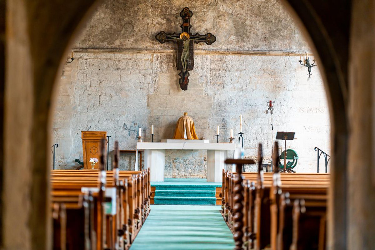 cusackandrew's tweet photo. Surprisingly rustic and beautiful chapel at Old Palace (Mayfield School) in Sussex.
The Ven. Cornelia Connelly, foundress of the Society of the Holy Child Jesus, is buried here. #catholicengland https://t.co/GmAgUcST1Z