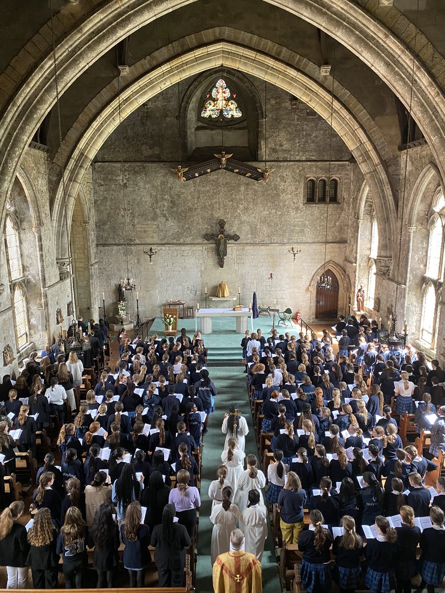 cusackandrew's tweet photo. Surprisingly rustic and beautiful chapel at Old Palace (Mayfield School) in Sussex.
The Ven. Cornelia Connelly, foundress of the Society of the Holy Child Jesus, is buried here. #catholicengland https://t.co/GmAgUcST1Z