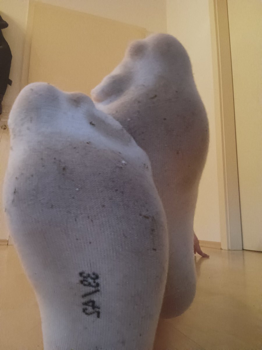 Hallo Betavolk 😈 Ich weiß wie gerne ihr meine Dreckigen Socken in eurer Fresse hättet 😌 aber ihr könnt nicht also genießt den Anblick meiner göttlichen Füße und seid dankbar 
#sklaven #sklave #Zahlnutte #zahlsklave #geldsklave #findom #feet #füße #socken #sockenfetish #nylons