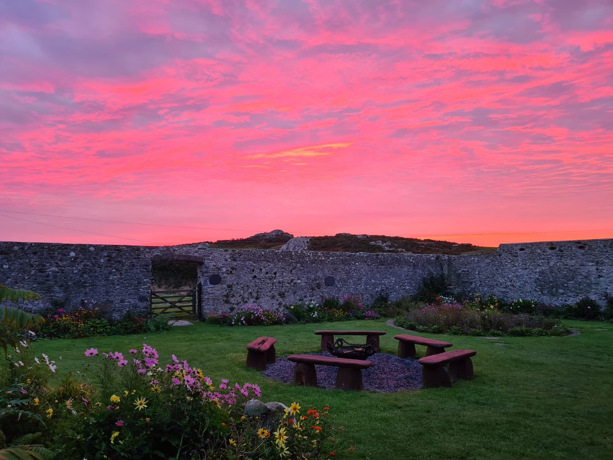 Our year 6 children staying at Treginnis Farm in Pembrokeshire were greeted with glorious skies at dawn this morning. Click on the link below for more photos on our website:

thewinnsprimaryschool.co.uk/year-6-trip-to…