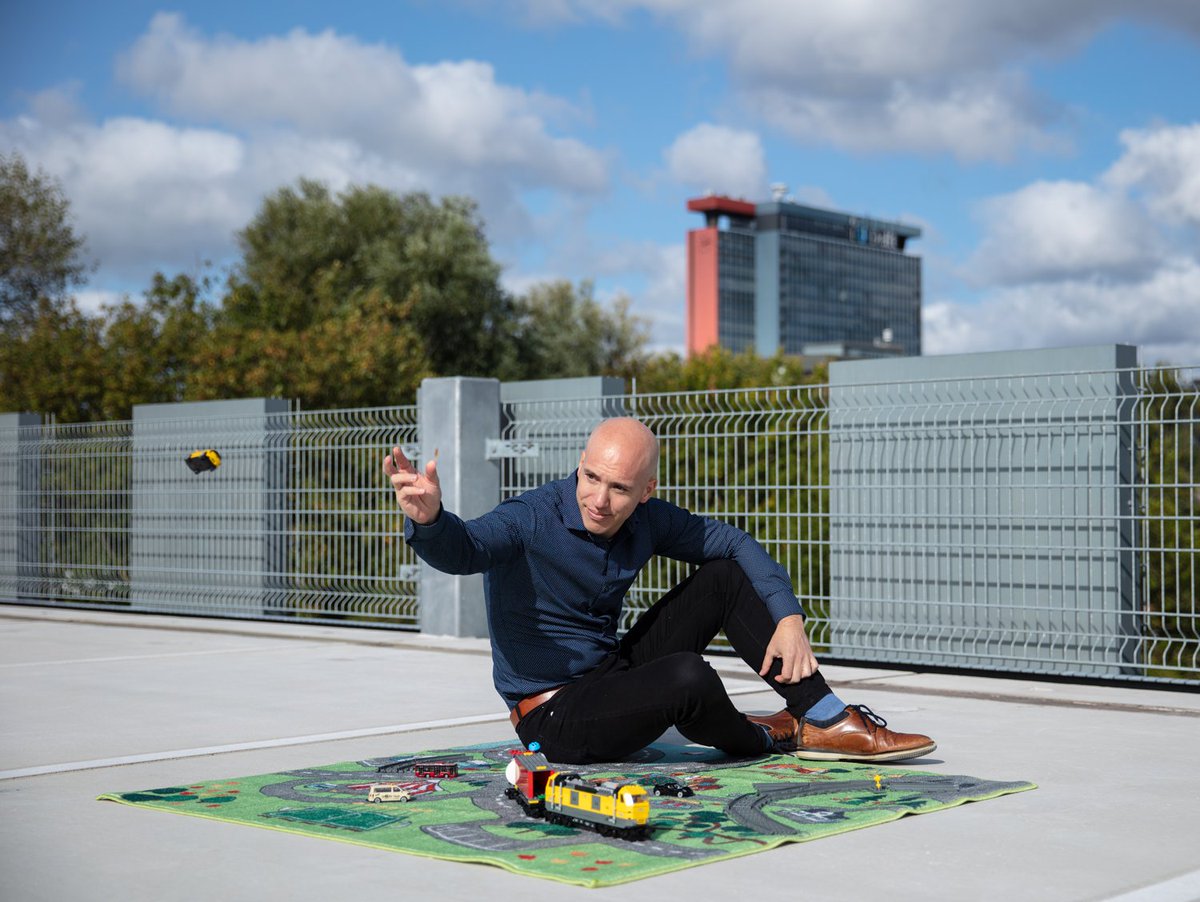 What if we all share our rides? Or get rid of all cars? Oded Cats creates different virtual transport scenarios and knows how new modes of shared mobility have brought a new dynamic to our cities. tudelft.nl/citg/onderzoek… #mobilityweek #smarturbanmobility