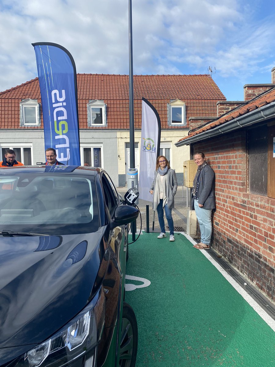 EnergieFlandre's tweet photo. En direct - le rallye de la mobilité électrique @enedis_npdc fait étape à #Holque @boulifab pour découvrir la borne IRVE sur éclairage public
✅ un projet @siecf
✅ réalisé en partenariat avec @enedis_npdc et @departement59 https://t.co/d3rsDrJ06m