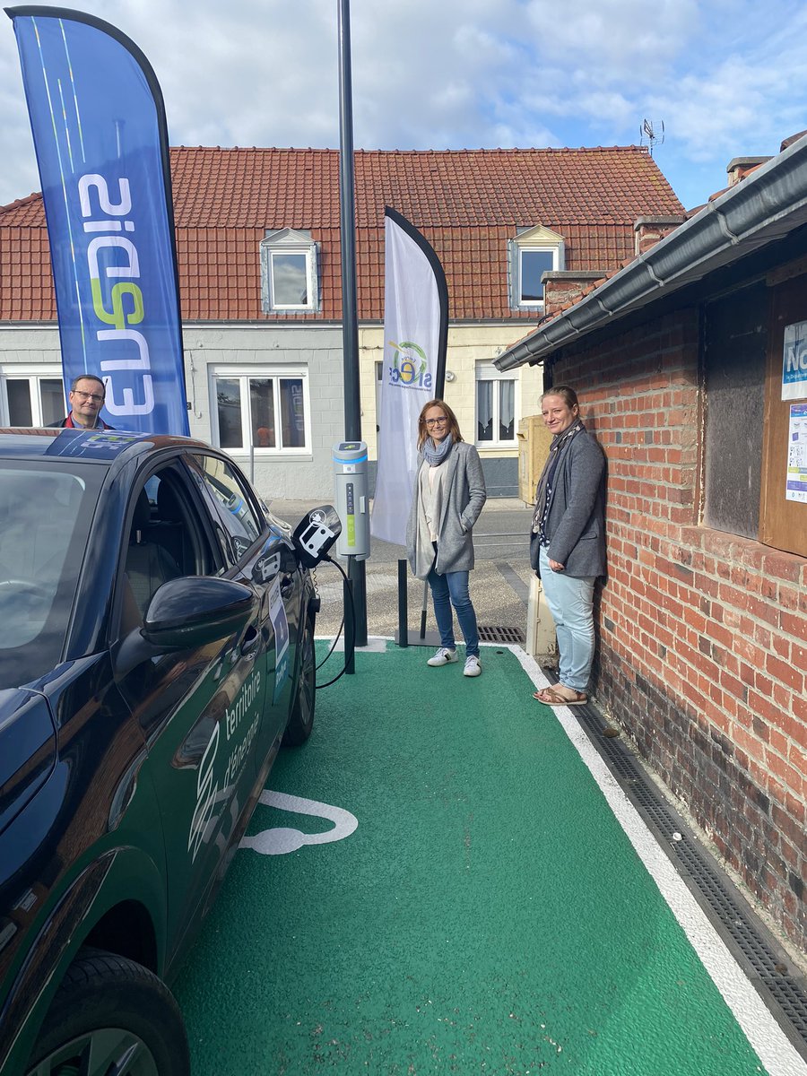 EnergieFlandre's tweet photo. En direct - le rallye de la mobilité électrique @enedis_npdc fait étape à #Holque @boulifab pour découvrir la borne IRVE sur éclairage public
✅ un projet @siecf
✅ réalisé en partenariat avec @enedis_npdc et @departement59 https://t.co/d3rsDrJ06m
