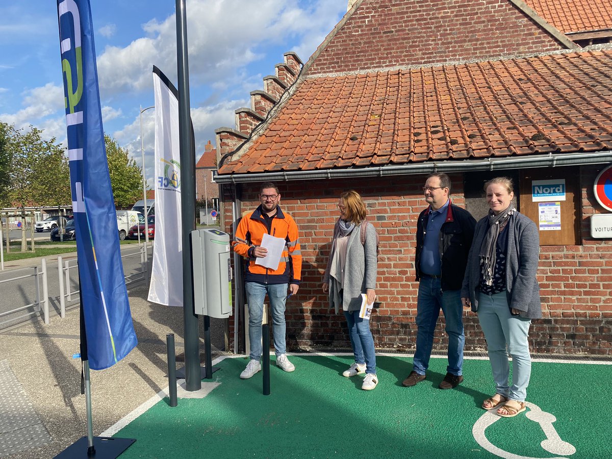 EnergieFlandre's tweet photo. En direct - le rallye de la mobilité électrique @enedis_npdc fait étape à #Holque @boulifab pour découvrir la borne IRVE sur éclairage public
✅ un projet @siecf
✅ réalisé en partenariat avec @enedis_npdc et @departement59 https://t.co/d3rsDrJ06m