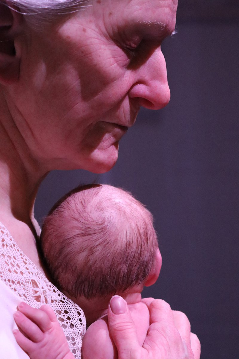 Woman and Child (Sam Jinks, 2010) décrit avec une richesse de détails le vieillissement du corps. L’étreinte chaleureuse de la vieille dame referme le cercle de la vie et constitue un geste d’humilité face à sa propre existence.

📍Au Musée Maillol.
🎫museemaillol.com
