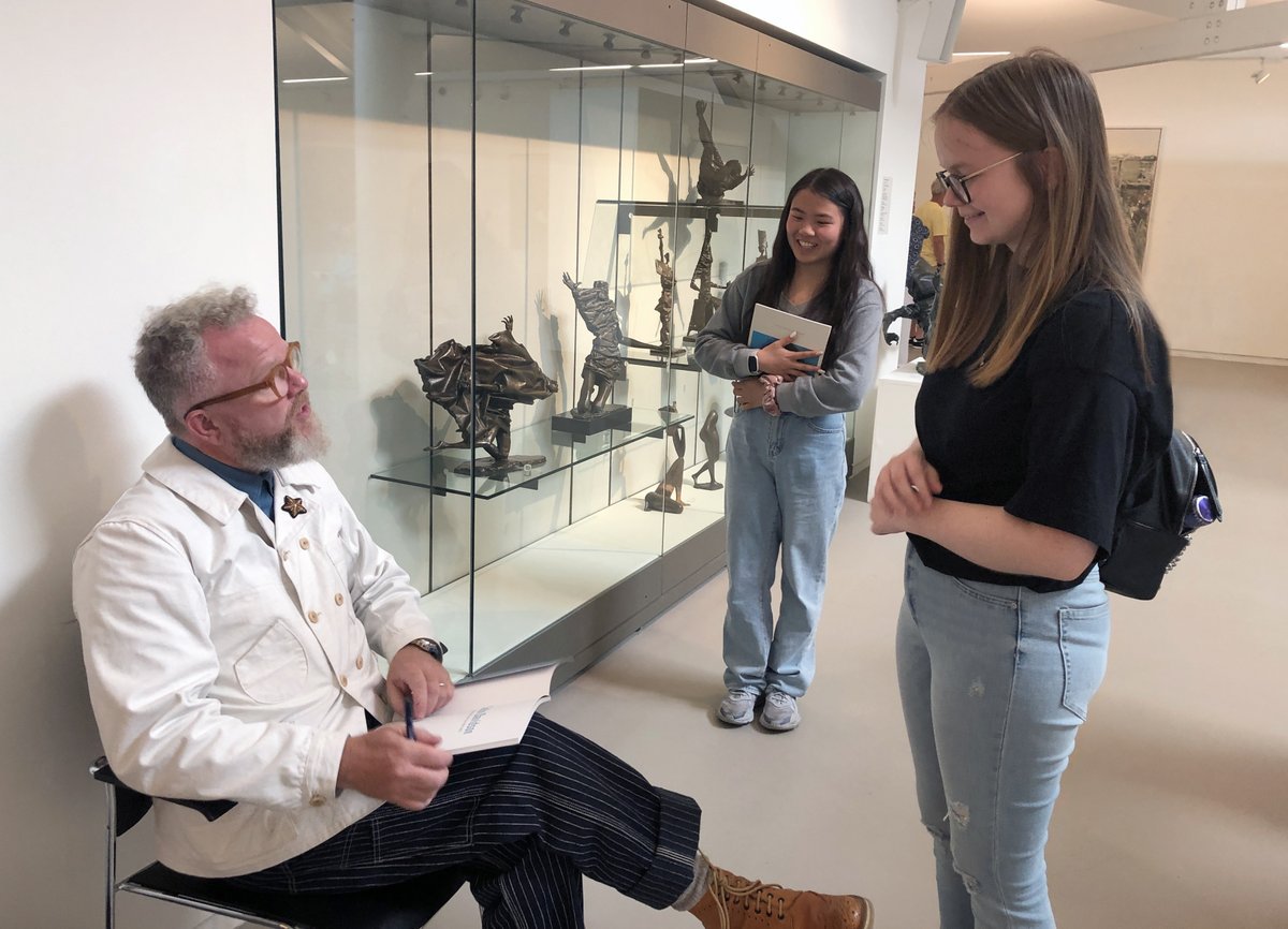 ICD1995's tweet photo. Vaiva and Christine delighted to meet artist @colin_davidson at his exhibition in the FE McWilliam Gallery.
#Art #colindavidson #oilpaint #portraitpainting #irishart
#IntegratedCollegeDungannon https://t.co/4TFlUSwkb0