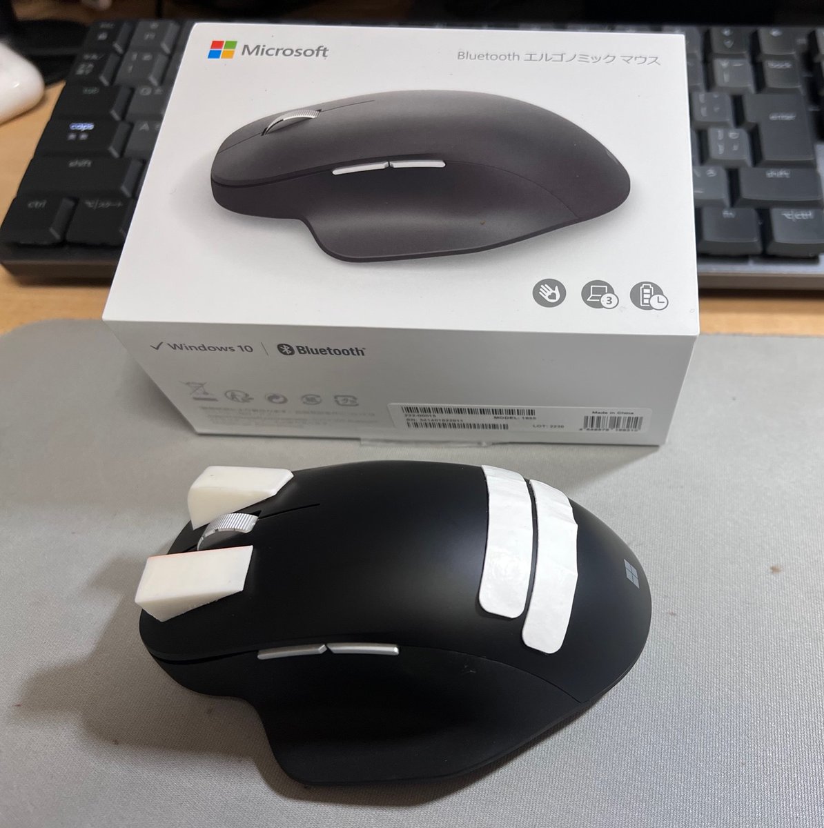 ich_ryu328's tweet photo. やっと頸損でもつかいやすいマウスに巡り合えた。
マイクロソフトBluetoothエルゴノミックマウス。いつものように消しゴムを切って両面テープで貼り付けた。両手で動かして親指の関節でクリック。ＣＡＤの操作で使う左右同時クリックもできる。クリックの重さも丁度いい。 https://t.co/I4ay7u9m9N