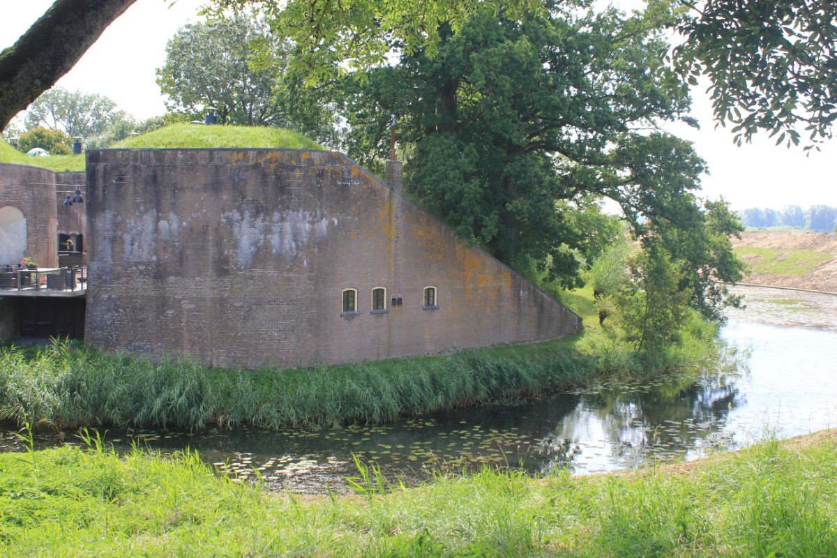Fort Vuren, onderdeel van de Nieuwe Hollandse Waterlinie en in 1844 gebouwd om de inundatiesluizen en de vesting Gorinchem te beschermen. 🛡️

Inmiddels is het fort Unesco Werelderfgoed en zit het vol verhalen. Meer weten over de geschiedenis? Tijd voor een rondleiding!