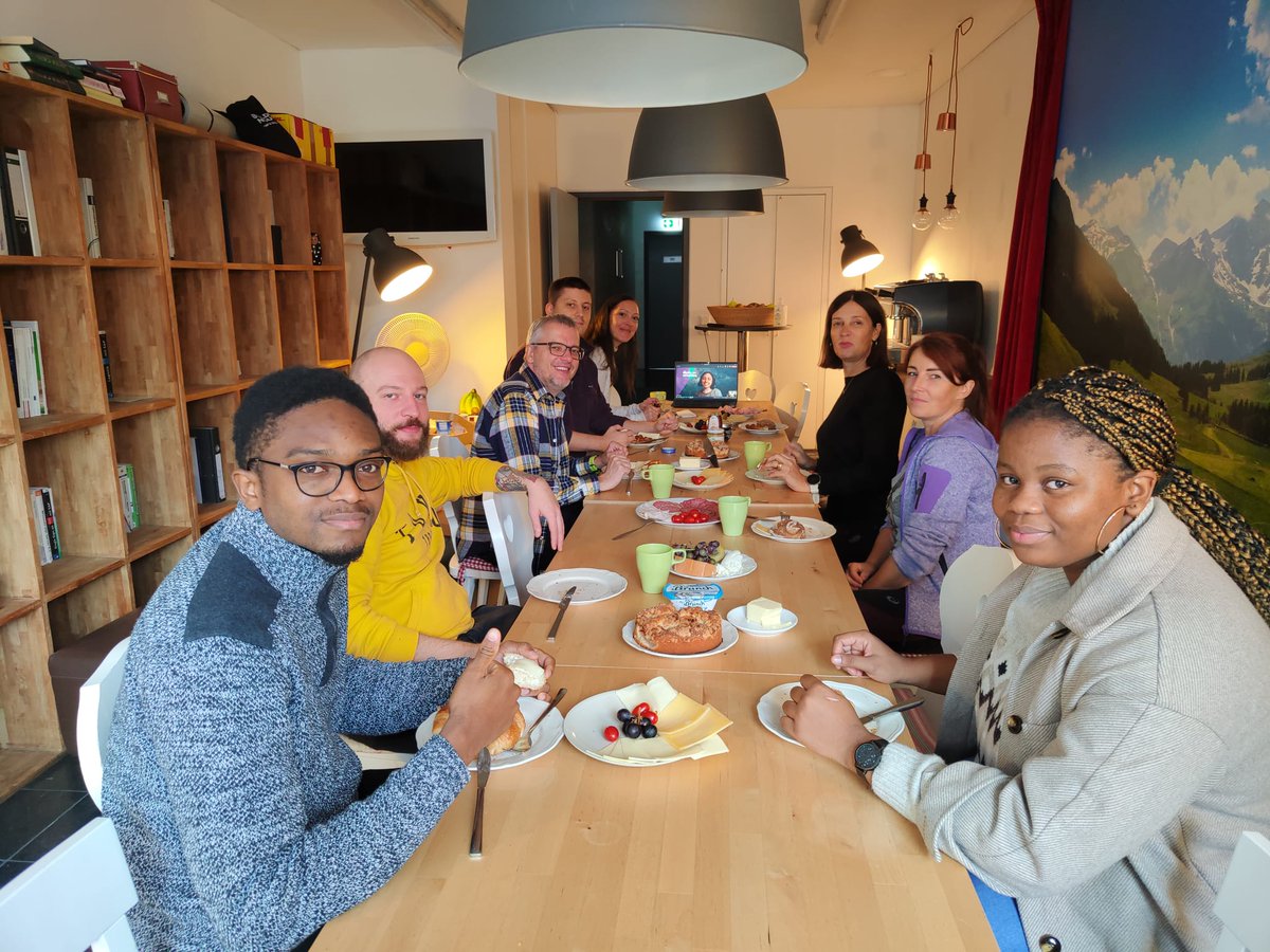 Herbstzeit ist Office-Alm-Zeit! Heute frühstückten wir in gemütlicher Runde, unsere Kollegin aus Malmö war virtuell dabei. Dieses Momente genießen wir ganz besonders! 

#boldlygo #frankfurt #rheinmain #frühstück #teamlove