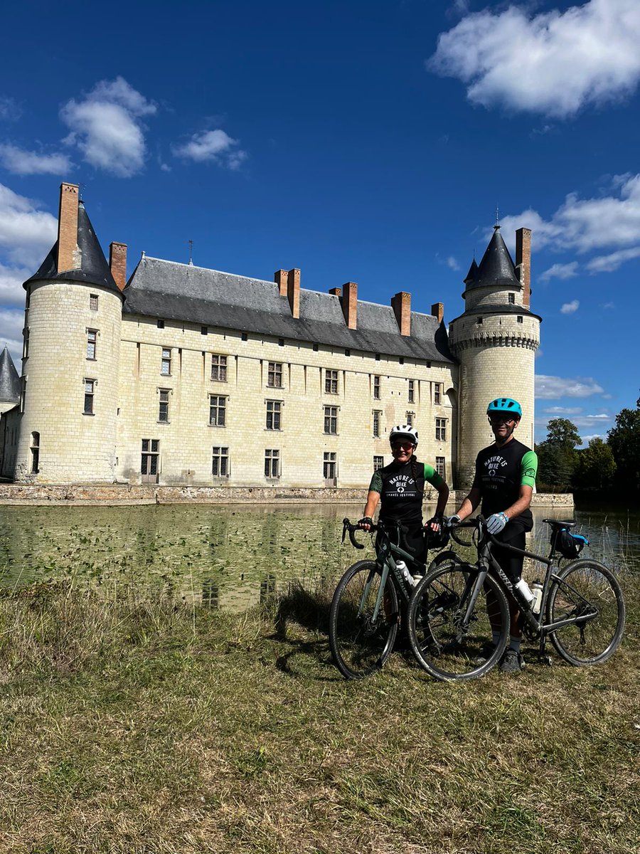 Dest_Angers's tweet photo. 🚴‍♂️Quelques mois après l'événement #gravel @nature_bike, 2 journalistes espagnols @Yola_VMazariego et @FranChicoSport ont exploré les 2 circuits gravel bikepacking Nature is bike camp de Destination Angers.
#visitangers @solutions_andco @Anjoutourisme @sportlife_es#bikepacking https://t.co/4TzIpPRRRr