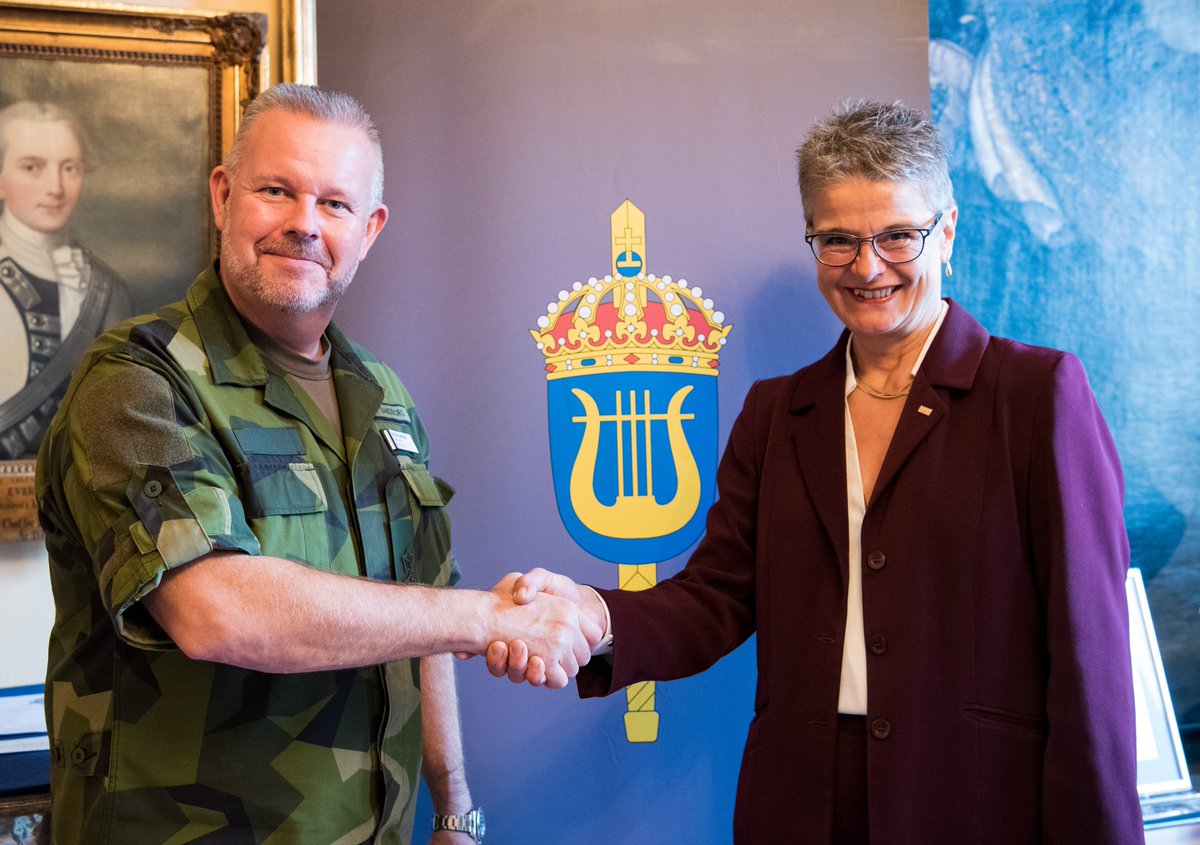 Rikshemvärnschef Stefan Sandborg och Helena Wessman, rektor vid Kungliga musikhögskolan (KMH), gläds åt det nya samarbetet. KMH kommer med början 2023 att bidraga till utvecklingen av svensk militärmusik genom HDU – högre dirigentutbildning för hemvärnets 25 musikkårer.