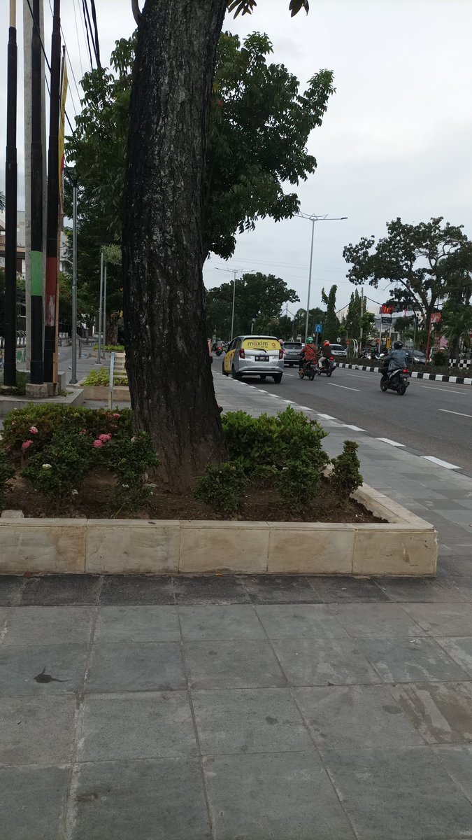 Mau nge-tweet santai, tapi zaman sudah berubah sudah tak santai lagi.. 😁