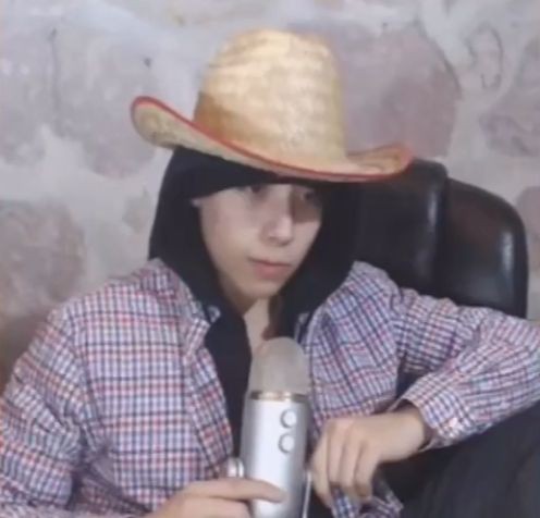 chaesoowey's tweet photo. Little mexican boy core 🌱🌿☘️🍃✨ https://t.co/YxHFHzTNUr